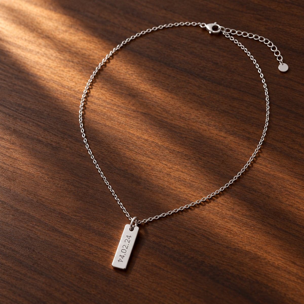 Collar de acero con placa grabada